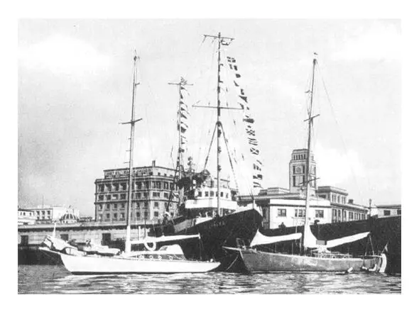 Die LIBERIA rechts neben der weißen Yacht LES QUARTE VENTS des französischen - фото 7