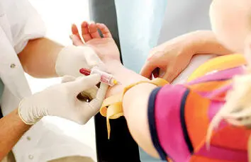 Hacer un torniquete ayuda a encontrar el punto de punción La vena yugular - фото 5