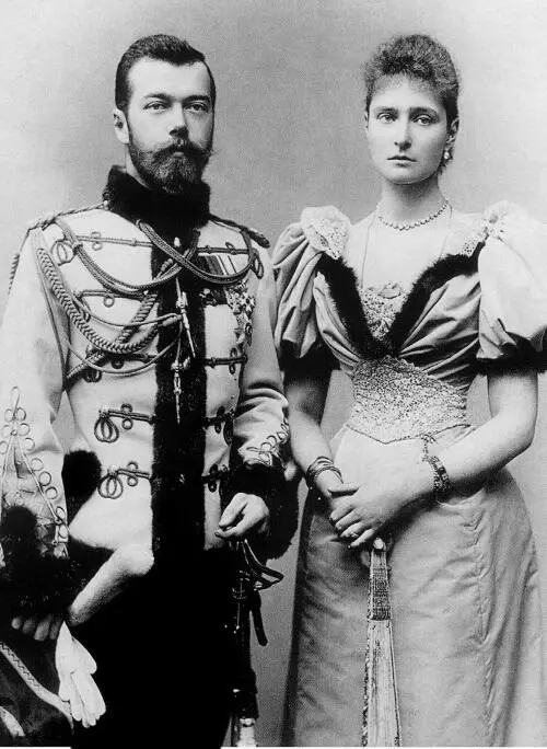 Молодожены в своей любви были совершенно счастливы 1896 Она не была - фото 53
