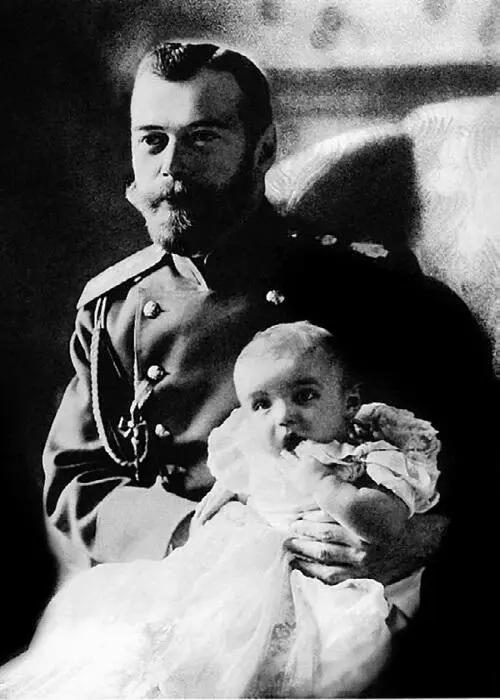 Государъ долго мечтал о наследнике Николай II с сыном 1904 Императрица - фото 55