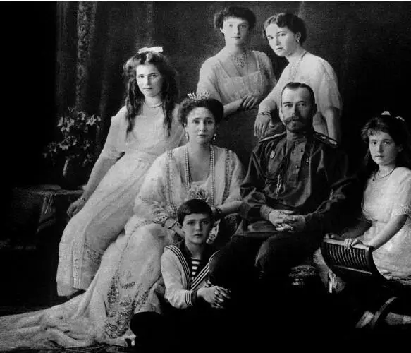 Императорская чета с детьми 1910е Конец царской семьи Насколько простой и - фото 56