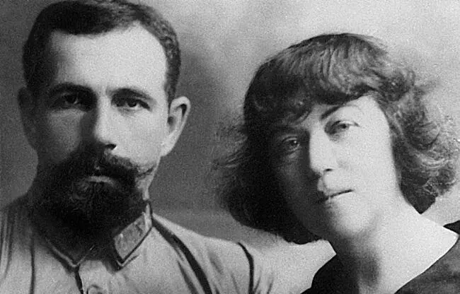 Главным мужчиной ее жизни был матрос Павел Дыбенко супруги в 1920х Это было - фото 66