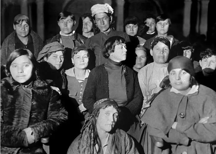 Александра Коллонтай на съезде женщин Востока в центре 1920е Посол - фото 67