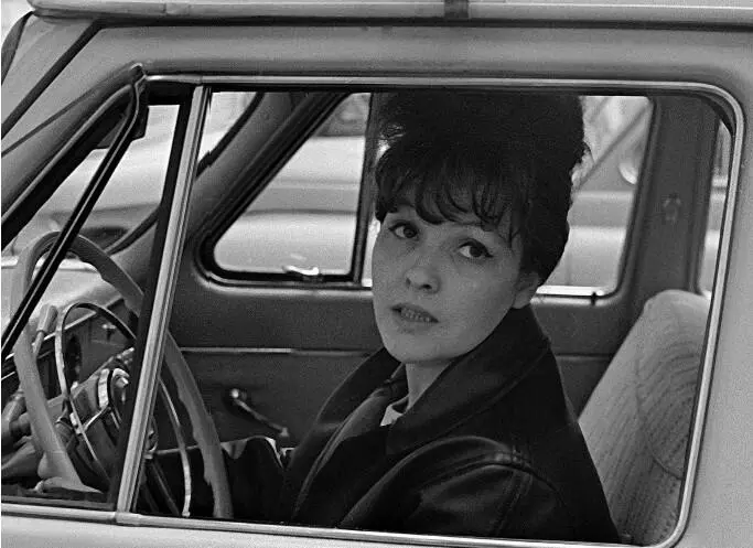 Белла Ахмадулина 1965 Не просто хорошенькая женщина Белла поступила в - фото 126
