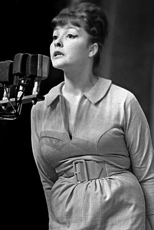 Ко многим поэзия Ахмадулиной пришла через фильмы и песни 1962 А в Иронии - фото 129