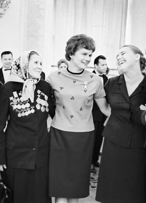 Валентина и ее близкие на приеме в честь завершения полета 1963 Личная и - фото 137