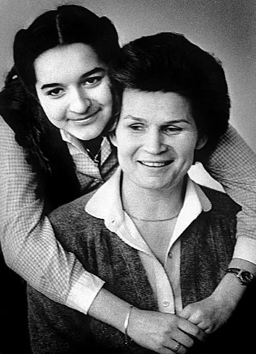 Валентина Терешкова с дочерью Еленой 1984 Общественная миссия первой - фото 138