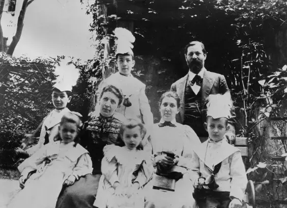 Abb 4 Sigmund Freud im Kreise seiner Familie zur Zeit der Arbeit an der - фото 9