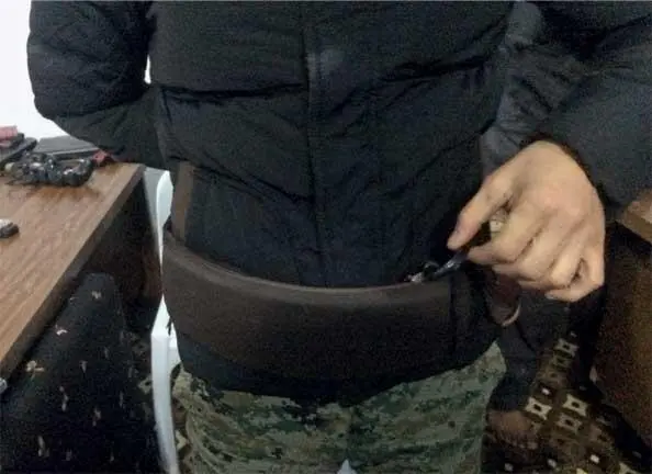 Боевик ИГ с поясом шахида оружие обороны слабаков Молодой боевик в - фото 4