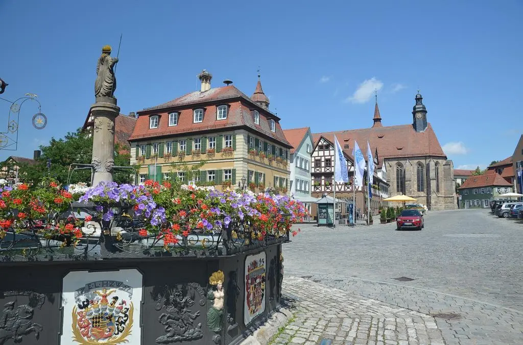 Fränkische Idylle am Marktplatz Mit seinen Kreuzgangspielen hat sich - фото 19