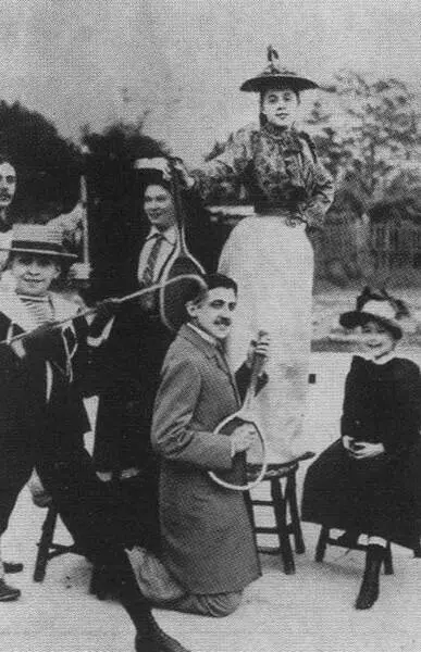 Марсель Пруст на коленях с ракеткой вместе с Жанной Пуке которая позирует - фото 16