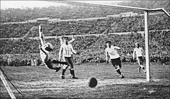 Finale der WM 1930 Héctor Castro 2vr erzielt das 42 für Uruguay - фото 12