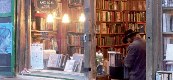 Libreria Shakespeare Balzac y Victor Hugo Dicen que toda ciudad encierra un - фото 10