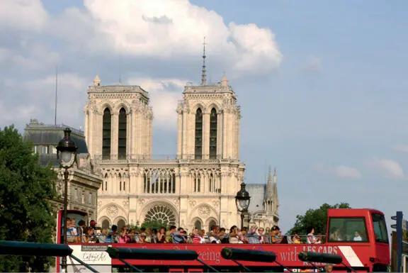 Bus turístico frente a Notre Dame París sólo cuenta con cuatro líneas de - фото 15
