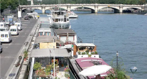 Barcos en el río Sena En bici París cuenta con doscientos kilómetros de carril - фото 14
