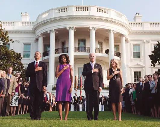 El Presidente y Vicepresidente de EE UU junto a sus esposas escuchan la - фото 8