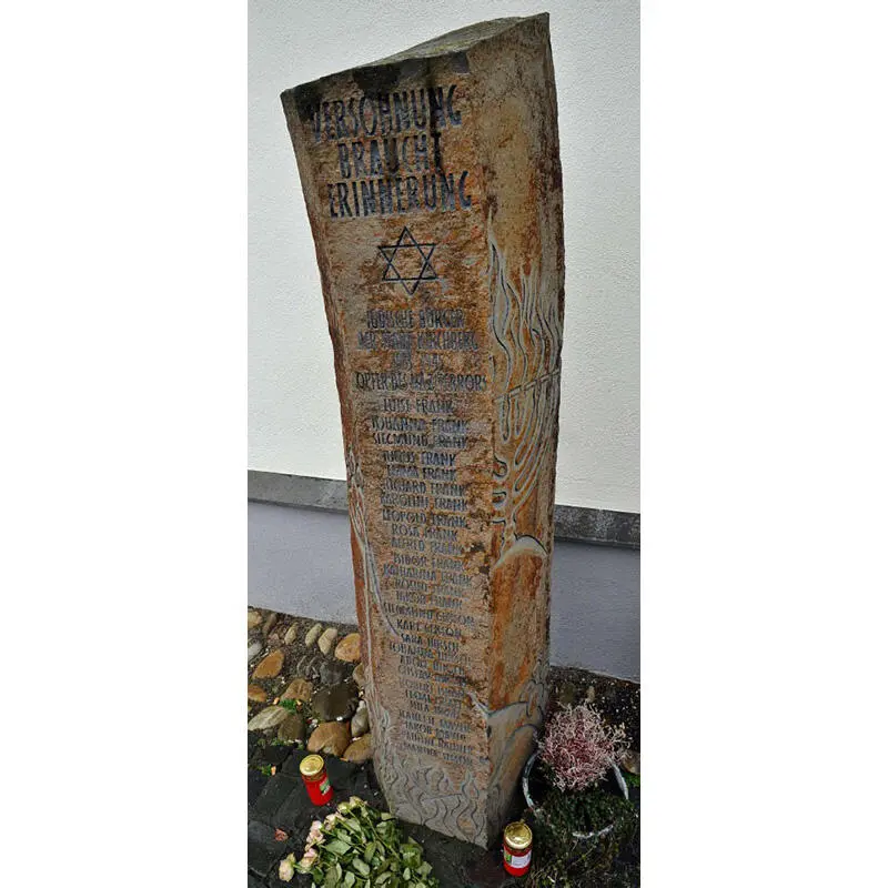 Denkmal auf dem Marktplatz 1998 an die damals bekannten 27 jüdischen Opfer - фото 18