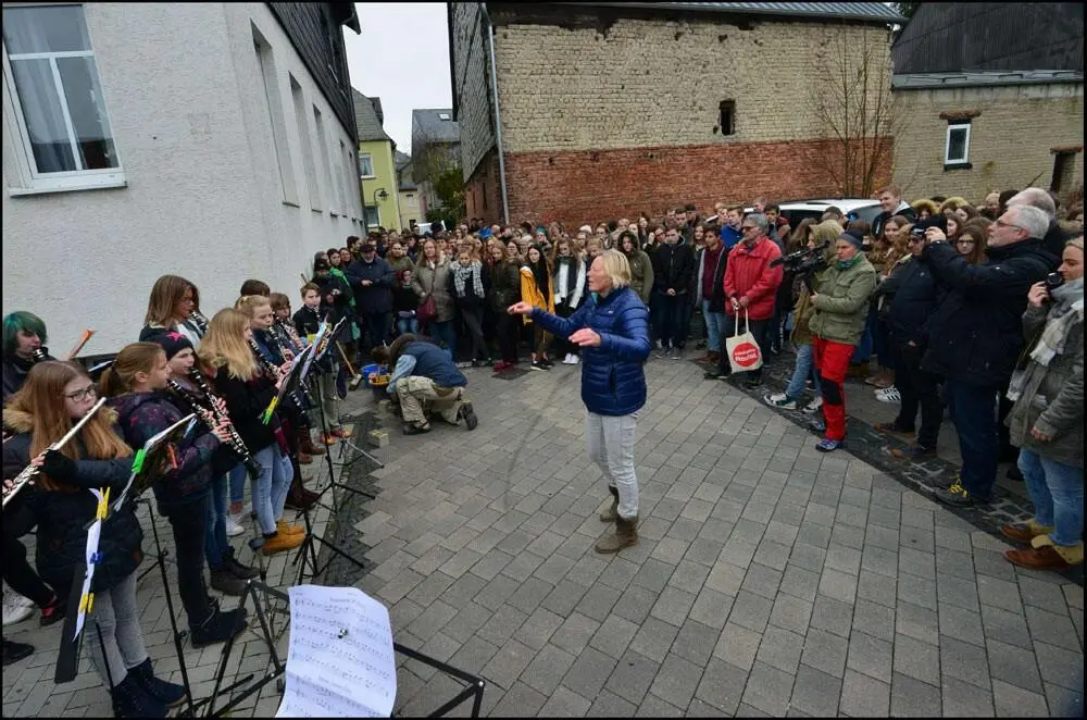 Das Schulorchester und eine Bläserklasse der KGS unter der Leitung von Claudia - фото 15