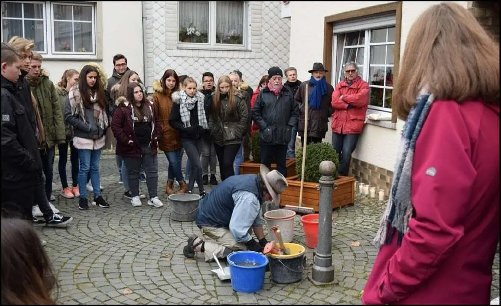 Gunter Demnig verlegt Stolpersteine vor dem Haus Marktplatz 8 in Kirchberg - фото 22