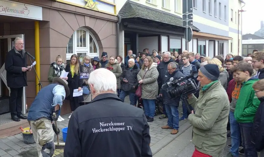 Beginn der Stolpersteinverlegung in der Kappeler Str 3 Meine sehr verehrten - фото 6