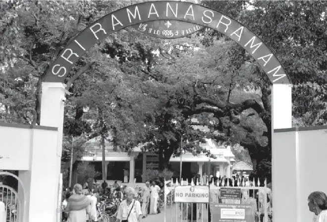 Das Eingangstor zum Ramana Maharshi Ashram Vorsichtig gehe ich über den - фото 4
