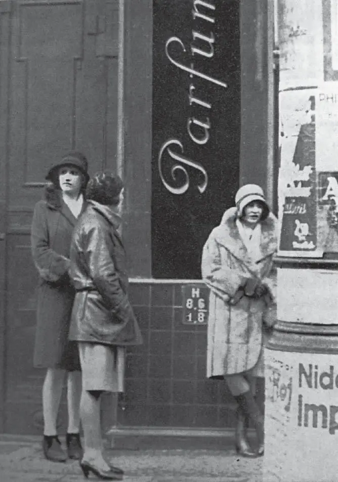 Abb 1 Prostituierte in der Berliner Friedrichstraße 1930 Ganz anders als - фото 3