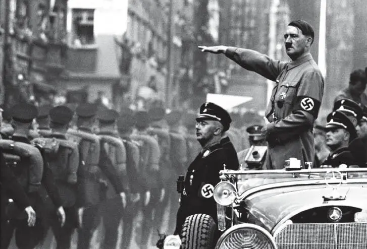 Abb 4 Adolf Hitler und Heinrich Himmler während einer Parade zum - фото 6