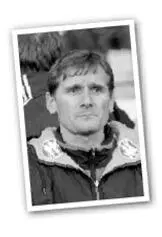 Allan Simonsen als Nationalmannschaftscoach der Färöer im Jahr 2000 Foto - фото 6