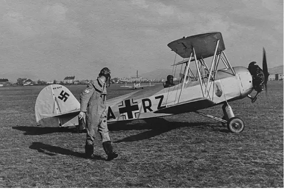 Ein DoppeldeckerSchulflugzeug Heinkel He 72 in der fliegerischen - фото 5