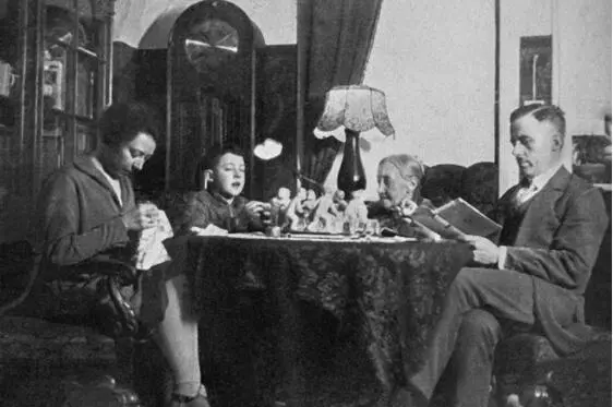 Im elterlichen Wohnzimmer 1932 mit Mutter Elisabeth Großmutter Maria geb Rahn - фото 2