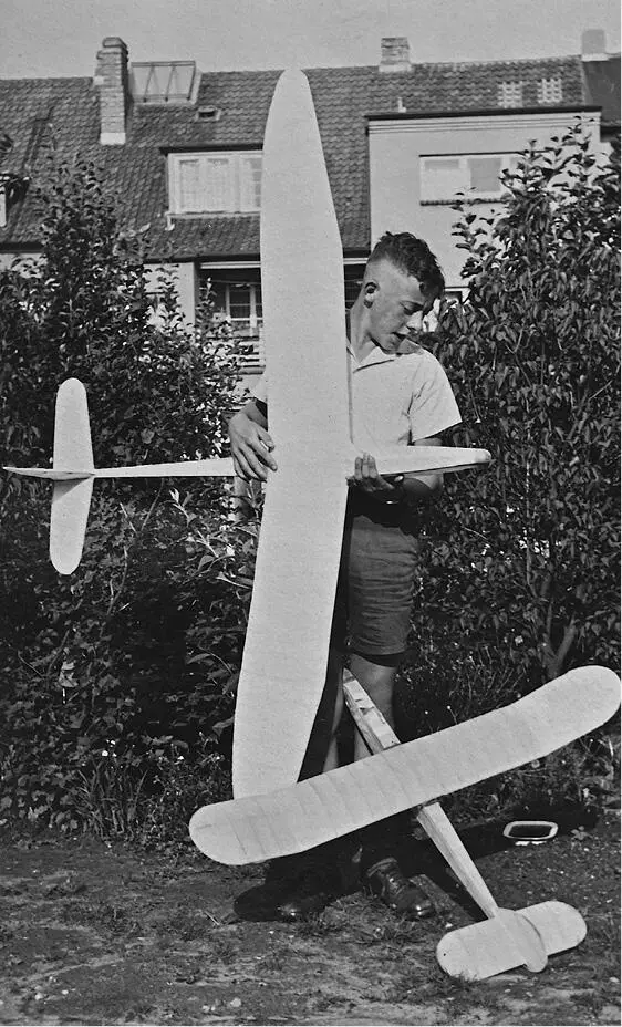 Der Bastler mit seinen Segelflugmodellen im Garten des Elternhauses in Kiel - фото 3