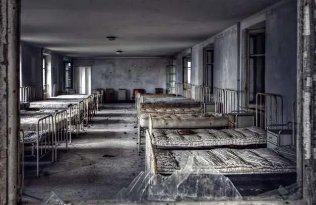 kindergefängnis Peter Paul Wiplinger im halbdunkel des kellers stehen mit - фото 1