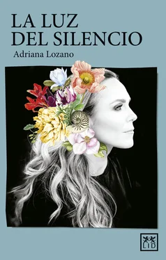 Adriana Lozano La luz del silencio обложка книги
