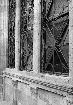Sus ventanas conjuntan diversos elementos decorativos Desde el inicio de la - фото 12