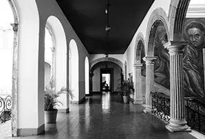 Antiguo pasillo principal del segundo piso El edificio es de tres pisos y - фото 11