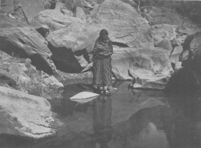 Natures Mirror Navaho From his father Chunnaái Nayénayĕzganĭ had - фото 41