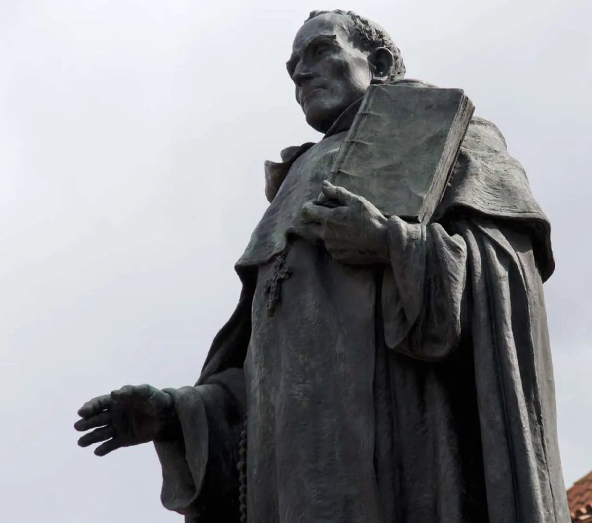 Estatua de fray Cristóbal de Torres ubicada en la plazoleta central del - фото 9