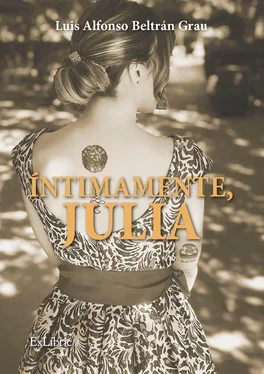 Luis Alfonso Beltrán Grau Íntimamente, Julia обложка книги