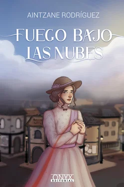 Aintzane Rodríguez Fuego bajo las nubes обложка книги