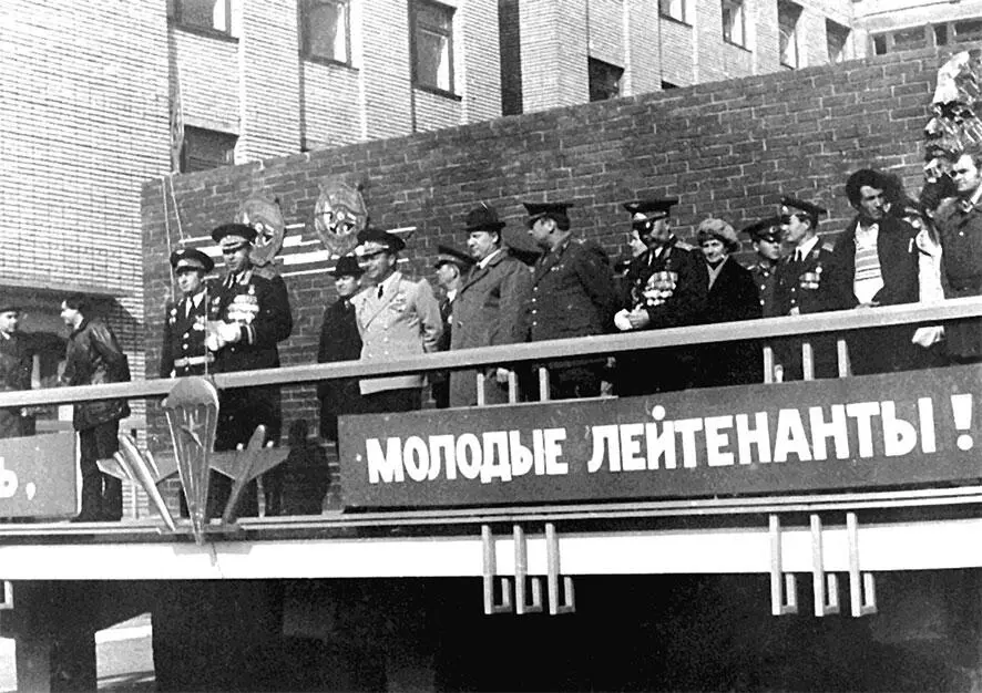В первом ряду крайний справа полковник Ашихмин С Г Такие люди как Степан - фото 1