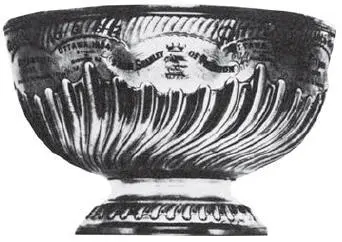 Der ursprüngliche Stanley Cup noch ohne seinen berühmten Sockel Das neue - фото 5
