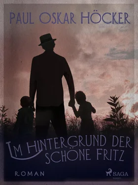 Paul Oskar Höcker Im Hintergrund der schöne Fritz обложка книги