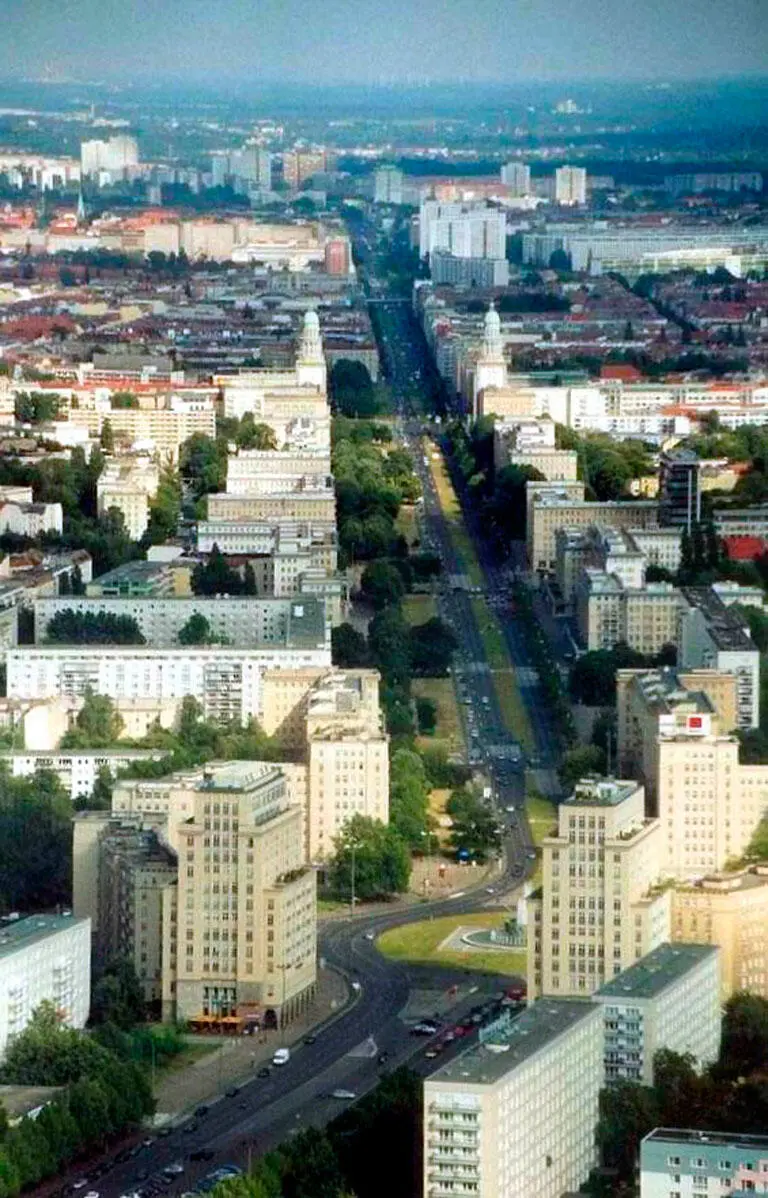 1 Vista su KarlMarxAllee e Frankfurter Allee voltando le spalle ad - фото 2