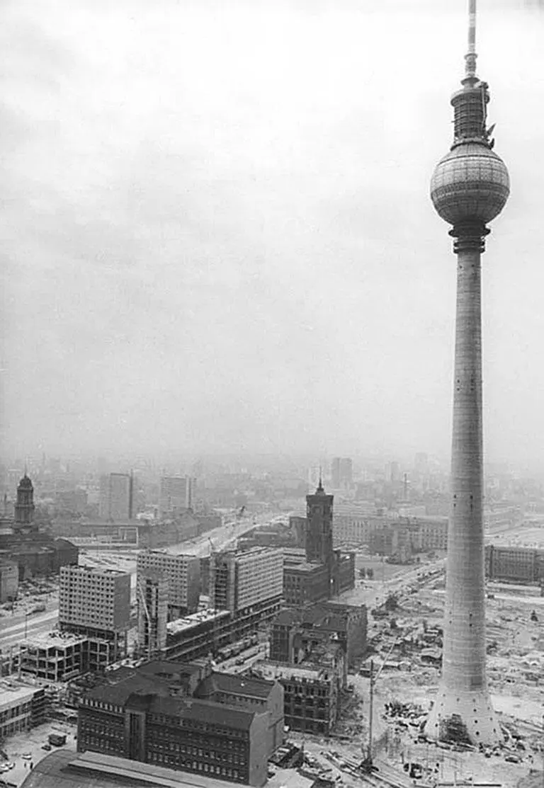 25 La Torre della Televisione in costruzione nel 1969 A sinistra della torre - фото 26