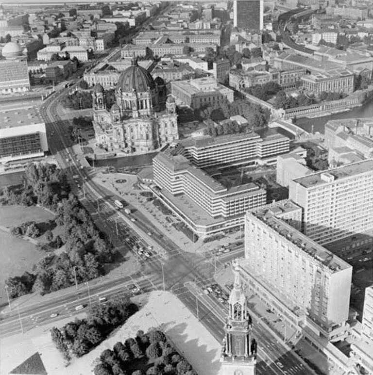 2 Il secondo asse centrale della Berlino socialista fra Alexanderplatz e la - фото 3