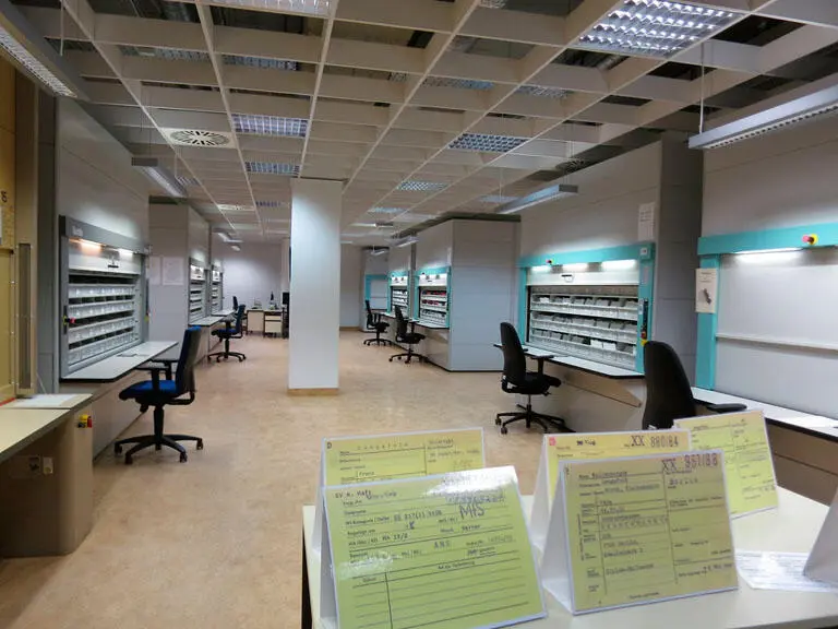 4 Le schede e gli schedari con cui la Stasi ordinava gran parte delle - фото 5
