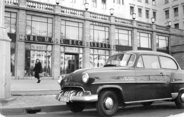 13 La facciata della KarlMarxBuchhandlung nel 1954 La celeberrima insegna è - фото 14