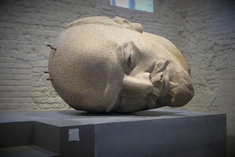 17 La testa della statua di Lenin esposta nella Cittadella di Spandau Oltre - фото 18