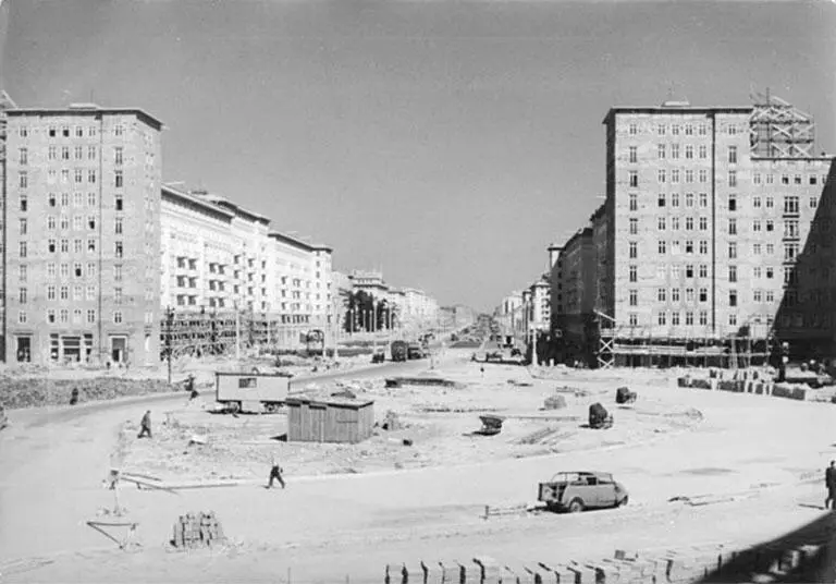16 Strausberger Platz nel 1953 nel pieno dei lavori di costruzione di - фото 17