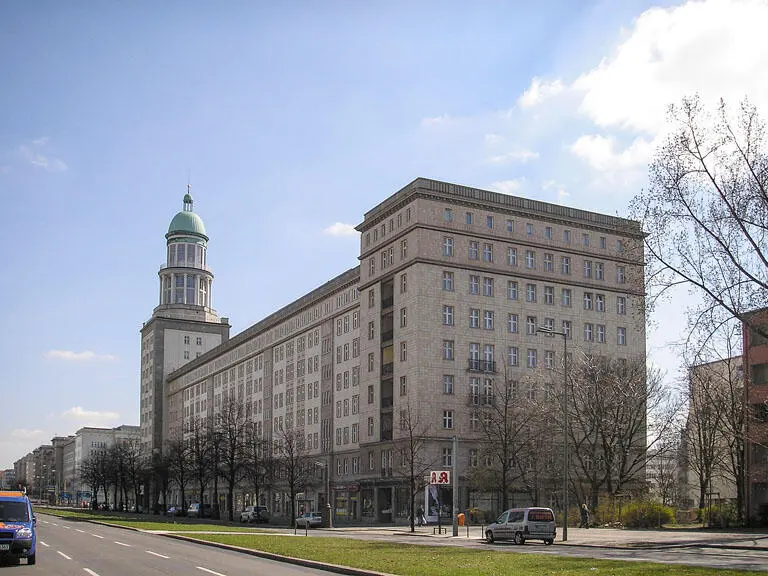 8 Il palazzo dei lavoratori dietro ad una delle torri di Frankfurter Tor così - фото 9